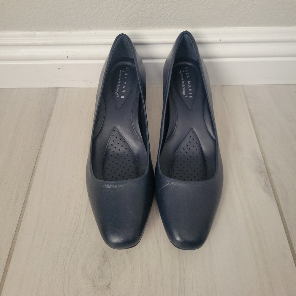 Womens heeled shoes. Size 7.5. Navy.